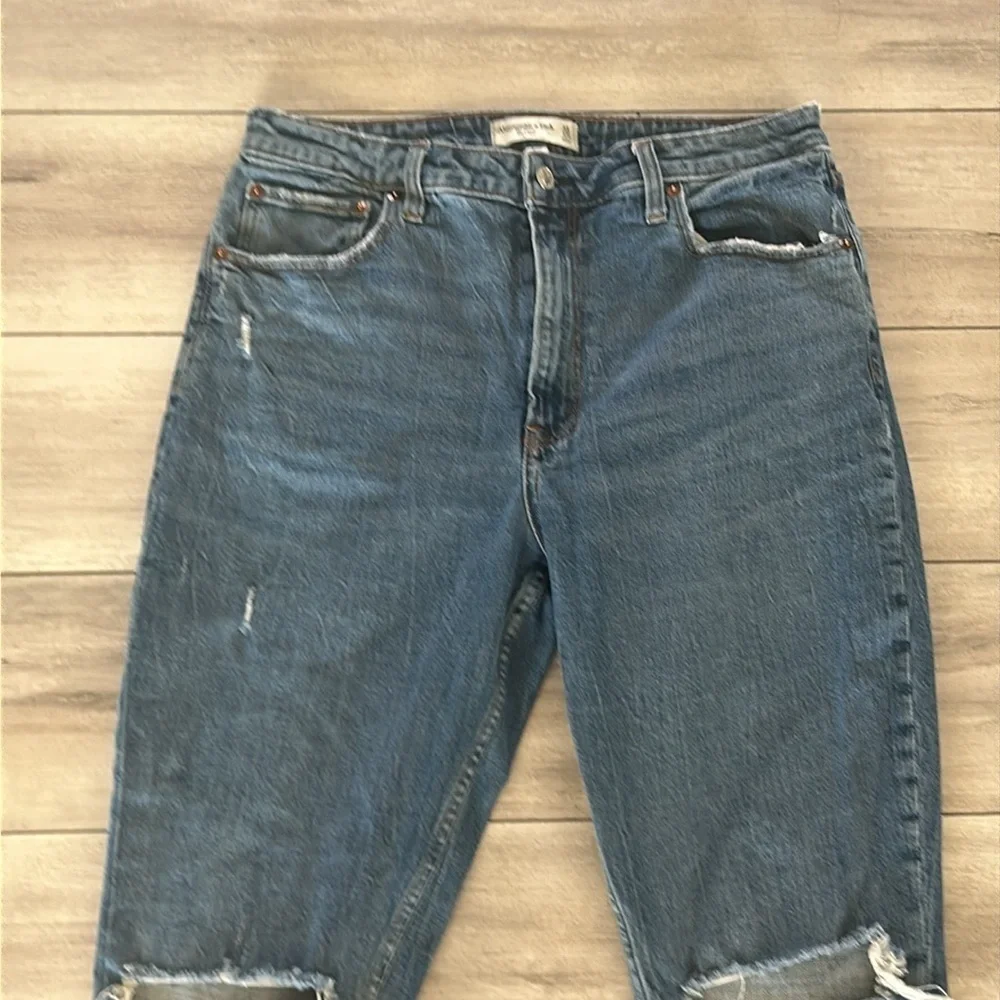 Abercrombie The Skinny High Rise jeans size 31 busted knee